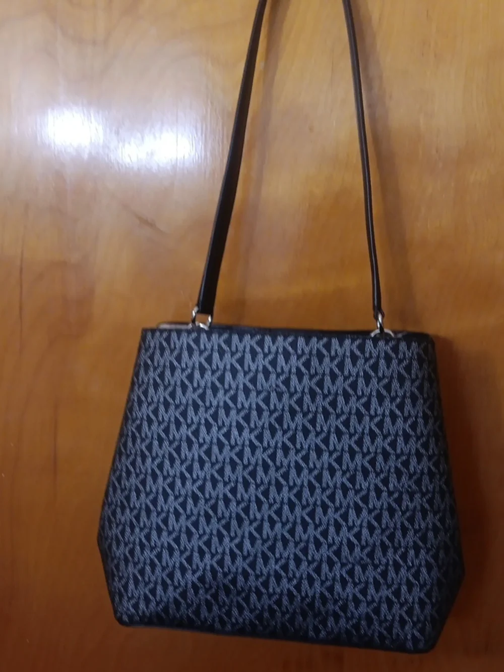 Michael Kors signature mk